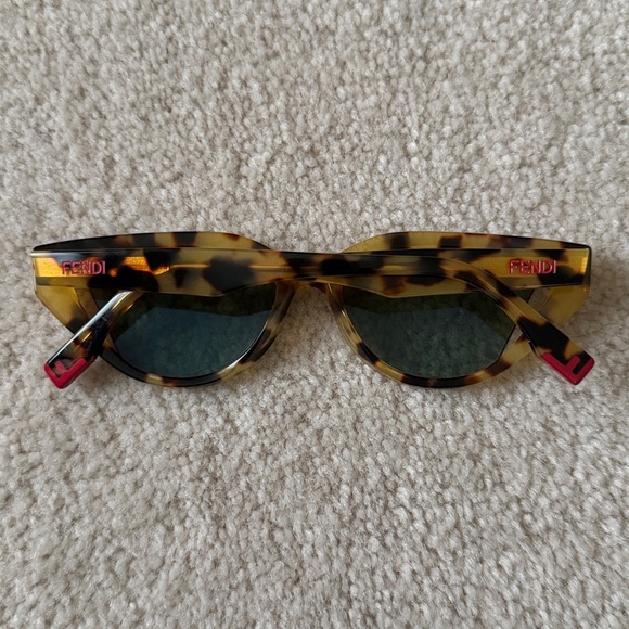 Fendi Way Tortoise Shell Cat-Eye Sunglasses main image 11